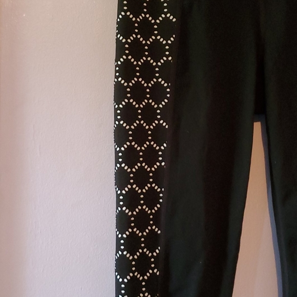 Athleta black & white patterned kapri leggings - Picture 2 of 9